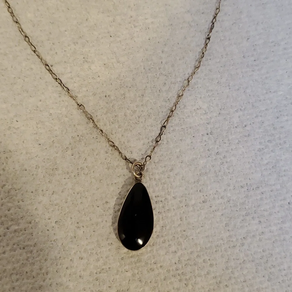 VINTAGE Sterling Silver & Teardrop Black Stone Pendant